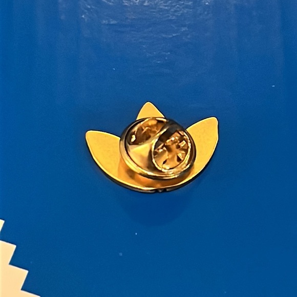 Adidas Trefoil Lapel Pin gold colored new authentic - Picture 5 of 5